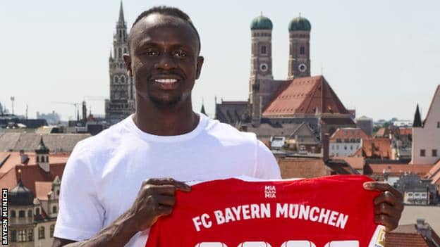 Sadio Mane: Bayern Munich mengontrak penyerang Senegal dari Liverpool dalam kesepakatan £35 juta