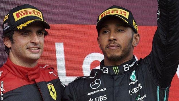 Grand Prix Inggris: Lewis Hamilton mendukung protes tetapi Mercedes mempertanyakan metode