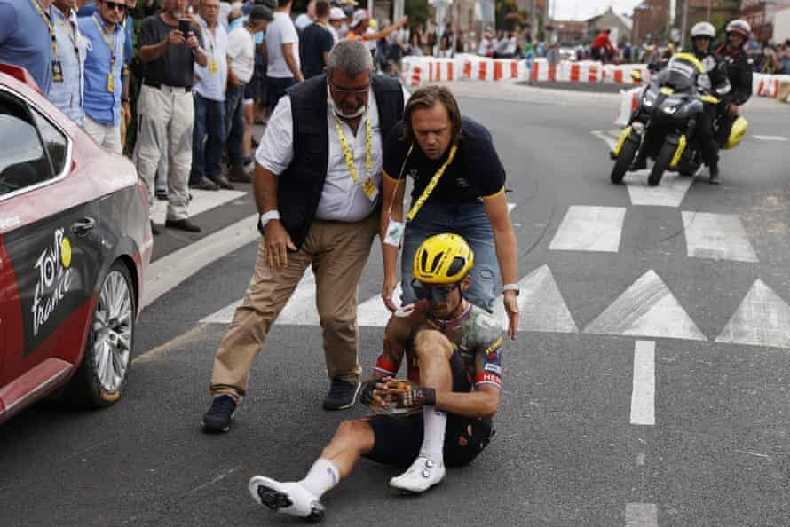 Tadej Pogacar mengendarai melalui jalan berbatu dan kekacauan untuk meletakkan Tantangan tur |  Tour de France